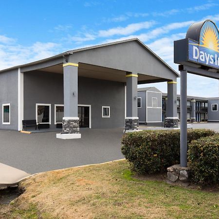 Days Inn By Wyndham Carlisle Екстериор снимка